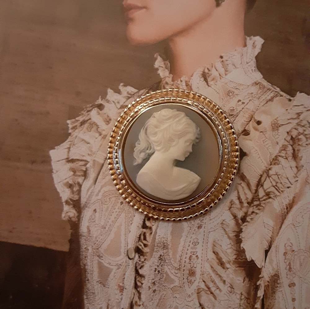 SIGNED BEN AMUN CAMEO BROOCH